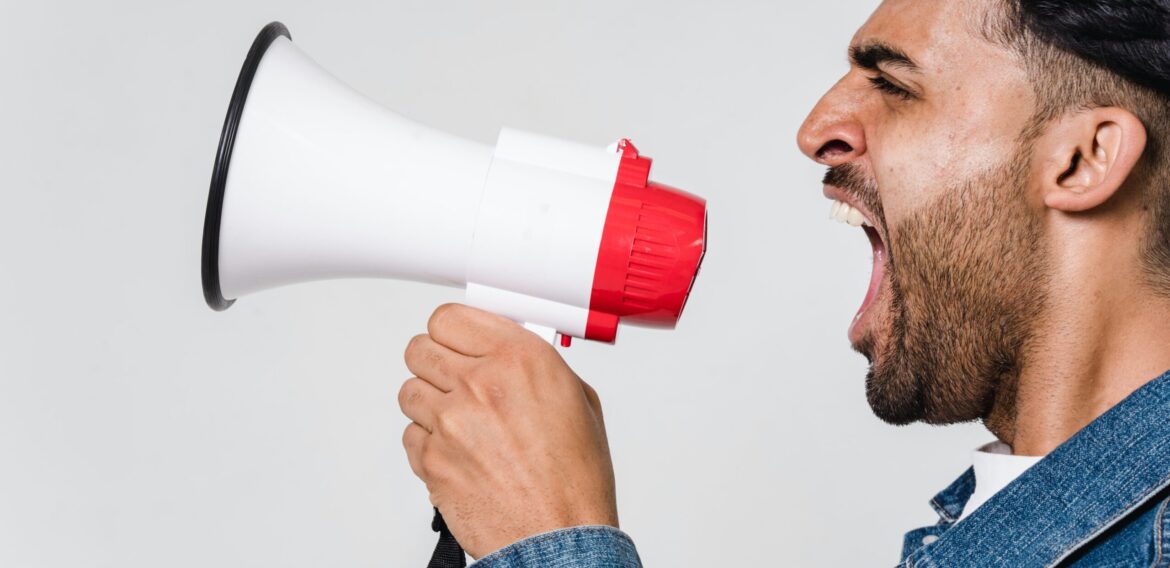 Ejercicios para hablar sin lastimar tus cuerdas vocales ni sufrir afonía
