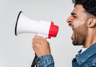 Ejercicios para hablar sin lastimar tus cuerdas vocales ni sufrir afonía