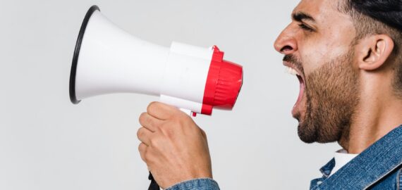 Ejercicios para hablar sin lastimar tus cuerdas vocales ni sufrir afonía