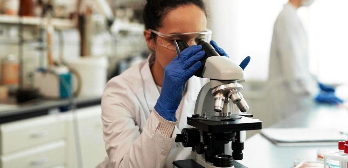 Aprendé microbiología desde cero con aplicación real en laboratorios