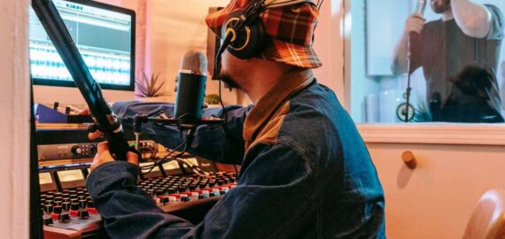 Usá IA para producir éxitos musicales