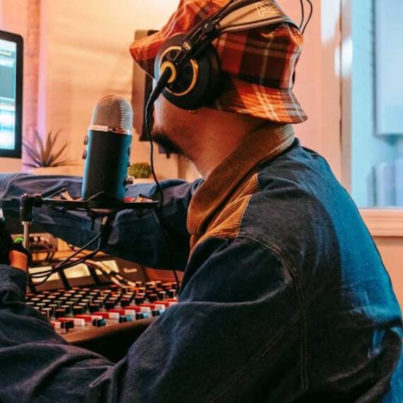 Usá IA para producir éxitos musicales