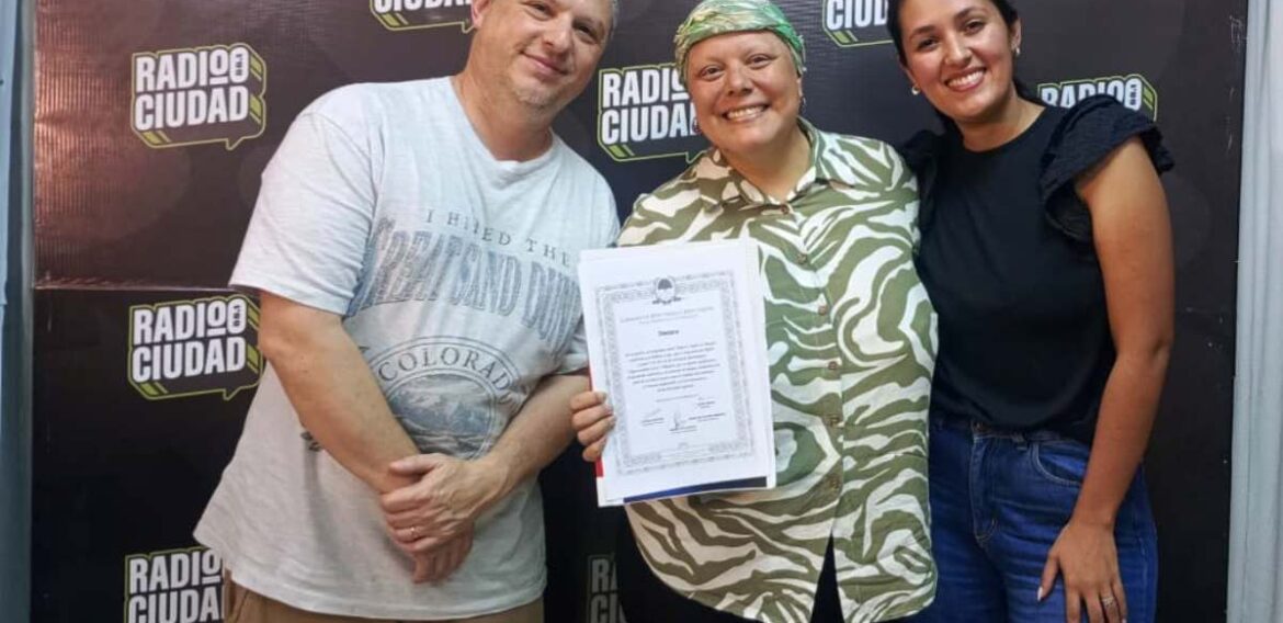 Una egresada de Elearning-Total fue distinguida por la Legislatura por su aporte periodístico