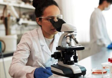 Microbiología aplicada con salida laboral desde el primer día