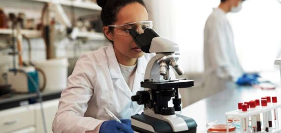 Microbiología aplicada con salida laboral desde el primer día